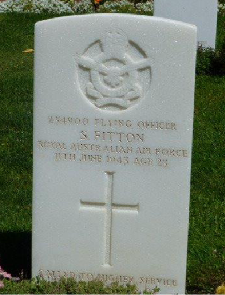 White gravestone with crest of RAAF and the name S Fitton inscribed along with his date of death and age (23)