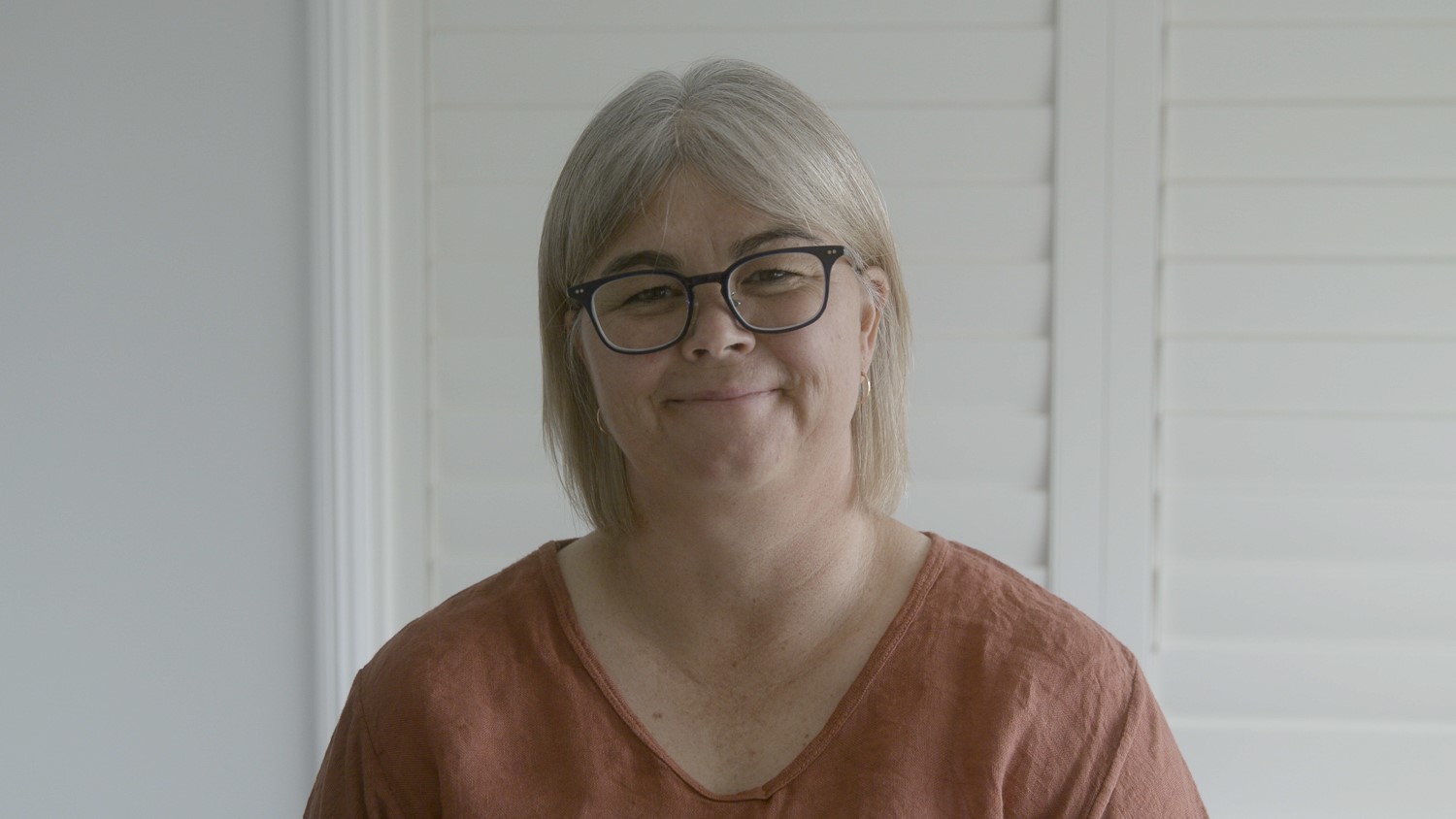 Portrait photo of a smiling middle-aged woman