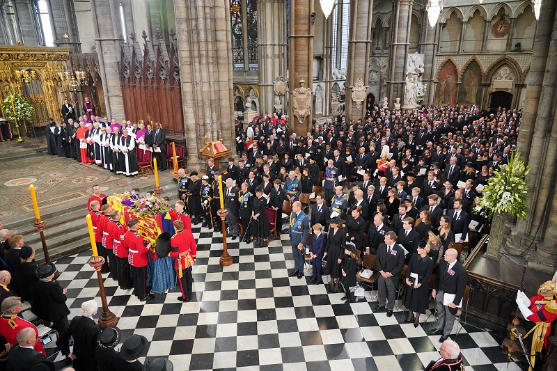 Eight soldiers carry the Queen's coffin in Westminster Abbey watched on by hundred of mourners