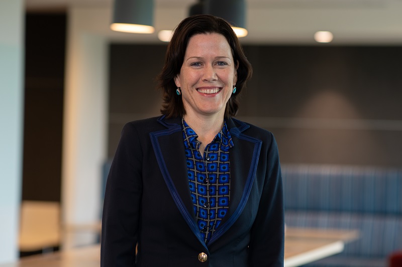 Portrait photo of smiling woman