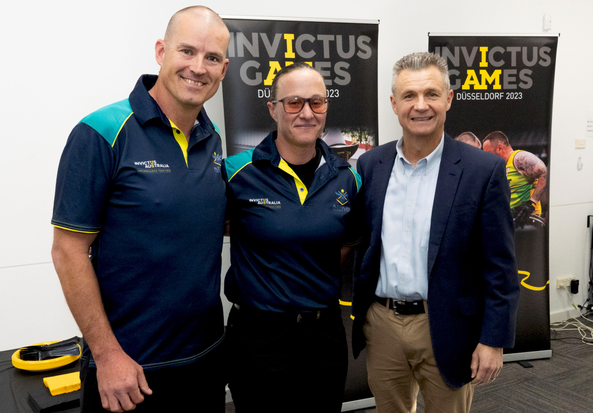 Assistant Minister Thistlethwaite and Team Australia captains for Invictus Games