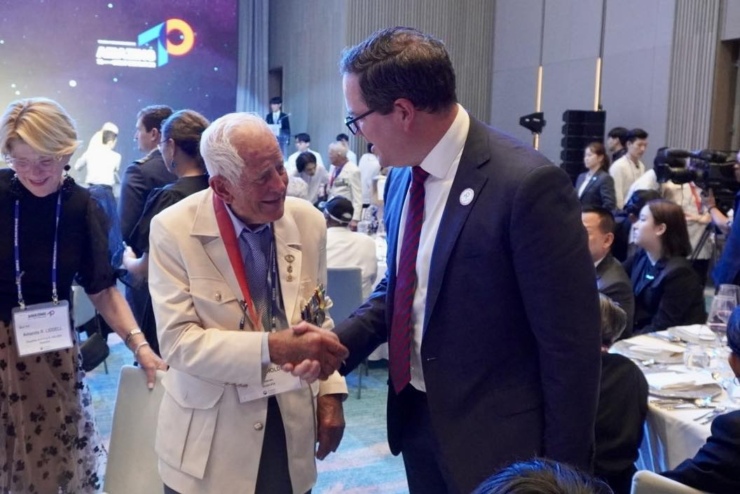 Minister Matt Keogh with Korean War veteran Ernie Holden at the 70th anniversary commemorations.