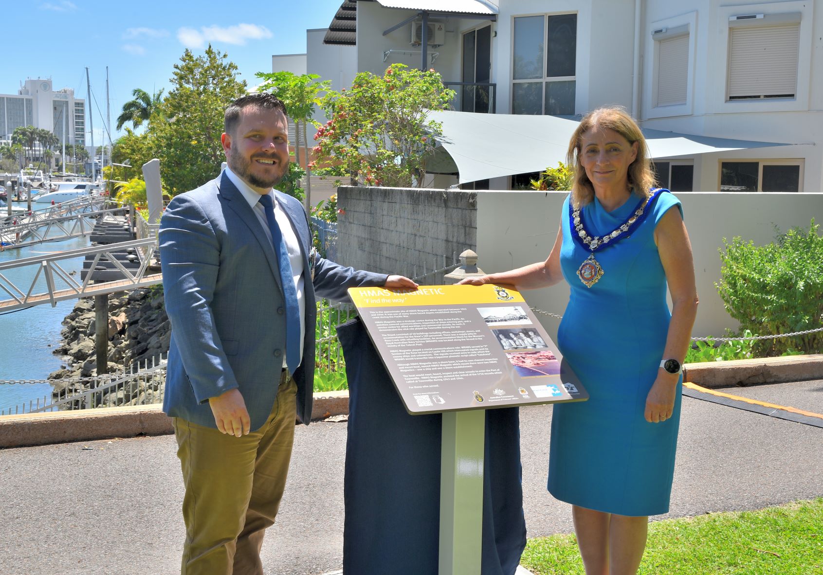 Mayor Jenny Hill and Phillip Thompson MP unveiling the HMAS Magnetic plaque. 