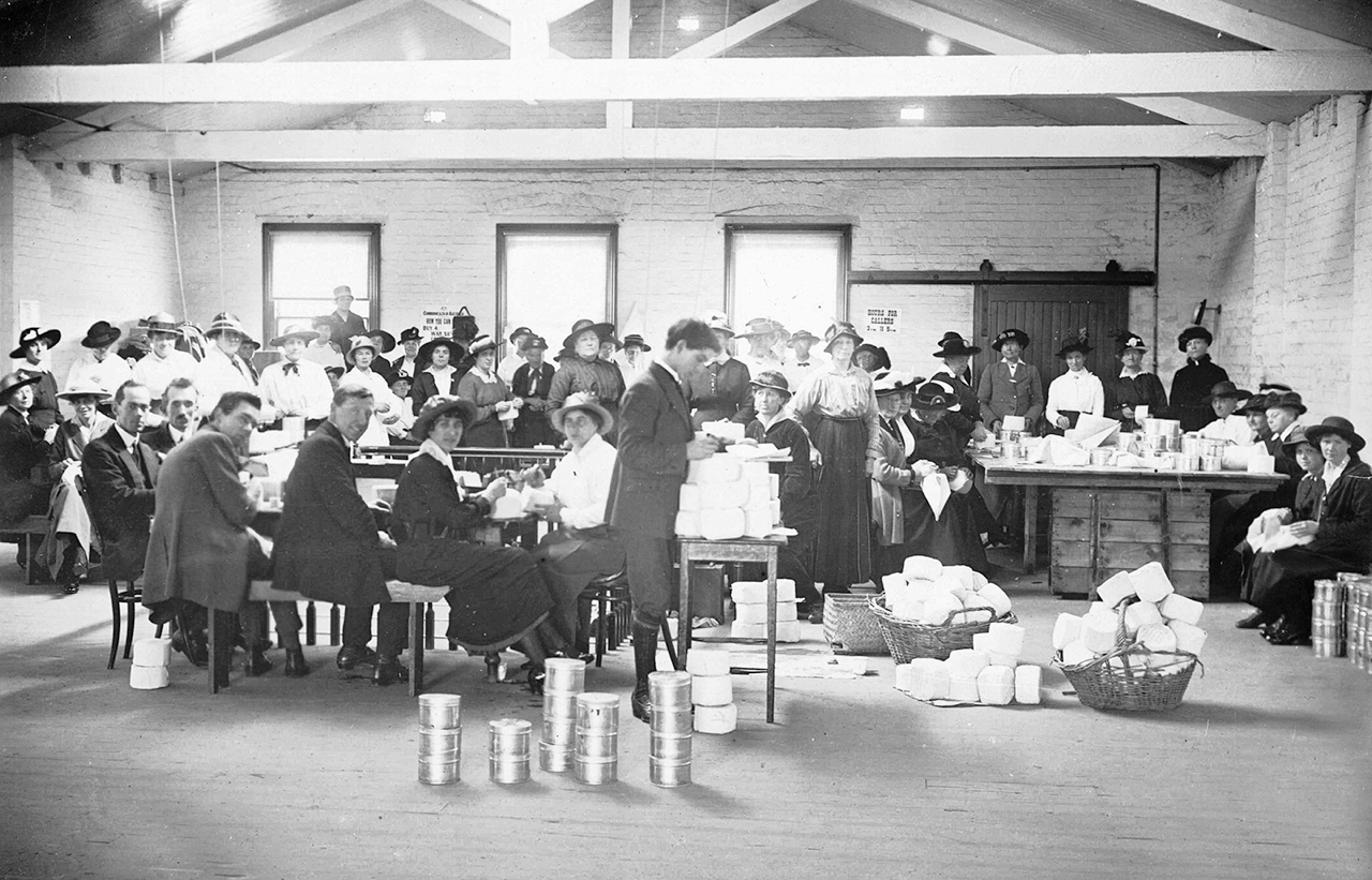 Wagga volunteers, many from the Red Cross League, packing Christmas Billies for the men on Gallipoli. 