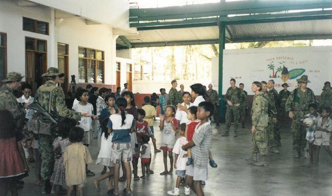 Australian soldiers with East-Timor kids