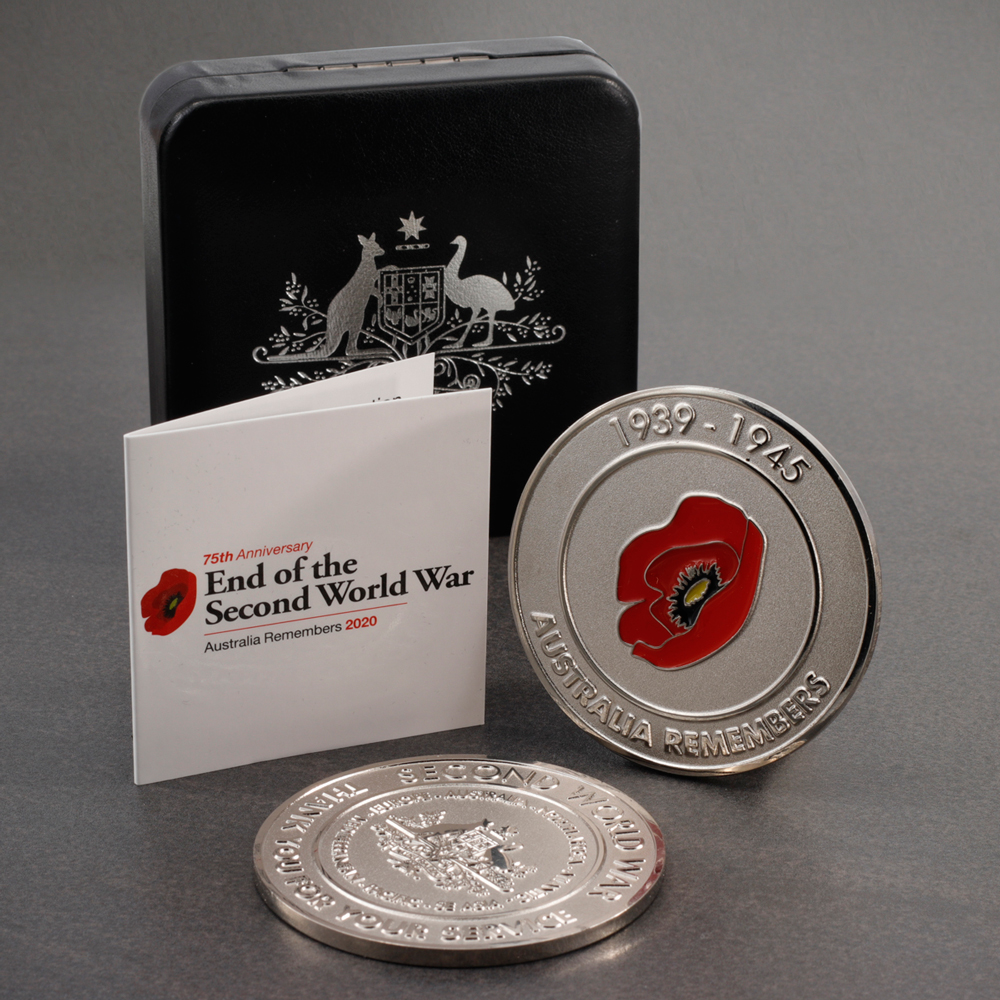 The front and back designs of the Commemorative Medallion for the 75th anniversary of the end of the Second World War.